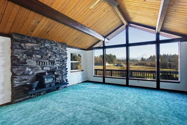 Üres nappali türkiz szőnyegpadlóval luxus házban. — Stock Fotó