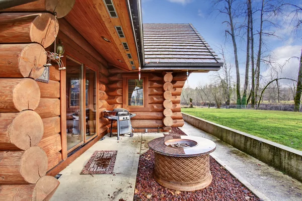 Gran cabaña de madera exterior con zona de patio . —  Fotos de Stock