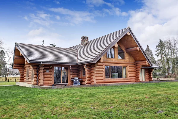 Большой деревянный домик снаружи с газоном, заполненным задним двором . — стоковое фото