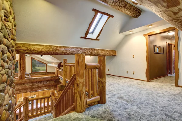 No andar de cima sala vazia com piso de carpete e teto inclinado — Fotografia de Stock