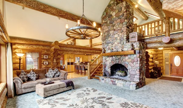 Bright Living room interior in American log cabin house. — Stock Photo, Image