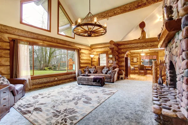 Interior brilhante da sala de estar na casa de cabine de madeira americana . — Fotografia de Stock