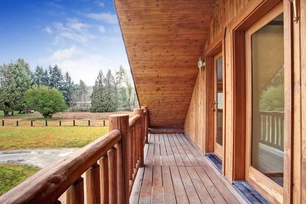 Casa di tronchi americana esterna. Vista sul paesaggio dal balcone . — Foto Stock