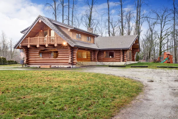 Grande cabane extérieure en bois rond avec aire de jeux pour enfants . — Photo