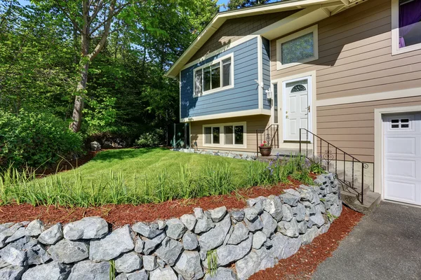 Typisk fasad av amerikanskt hus. Blå och beige ytterfärg. — Stockfoto