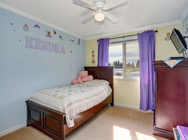 Красивая детская комната, обставленная мебелью красного дерева . — стоковое фото