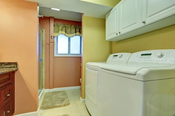 Laundry area in bathroom with white appliances. — Stock Photo, Image