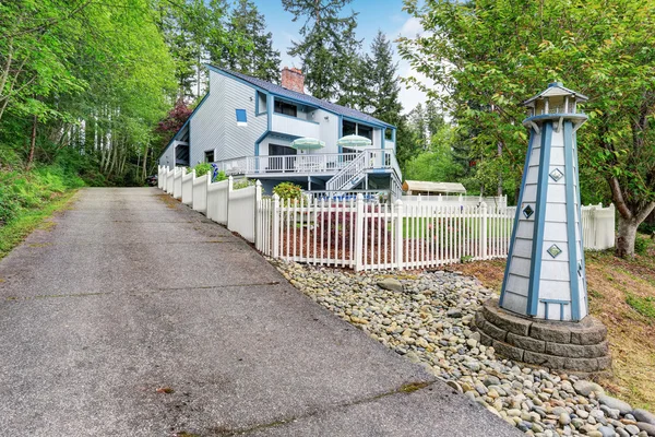 Gran casa de estilo marino de dos pisos con camino de entrada de concreto largo . — Foto de Stock