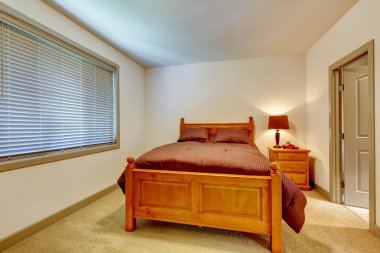 Halı zemin ve ahşap mobilya ile Klasik Amerikan yatak odası