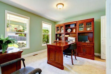 Fildişi duvarlar, masa ve dolap ile ev ofis Iç.