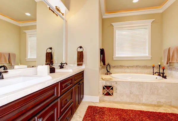 Interior del baño principal con gabinetes de madera de cerezo . —  Fotos de Stock