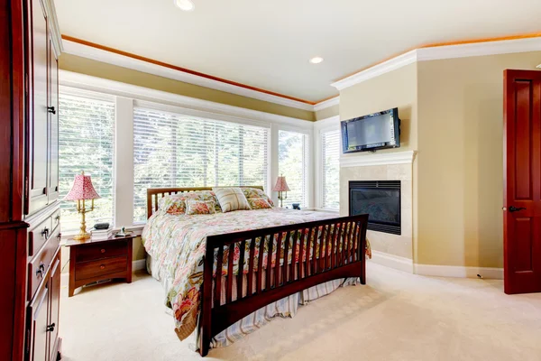 Increíble dormitorio interior con chimenea y muebles de madera de cerezo conjunto . — Foto de Stock