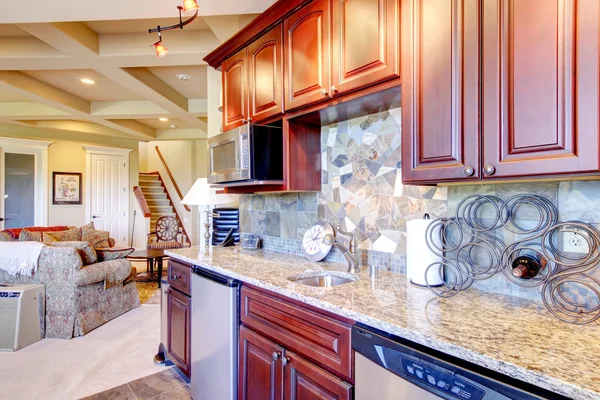 Sala de cozinha moderna com combinação de armazenamento de mogno  . — Fotografia de Stock