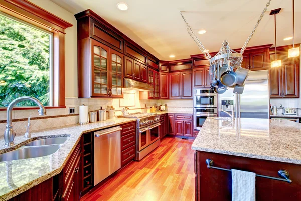 Salle de cuisine moderne de luxe avec combinaison de rangement en acajou  . — Photo