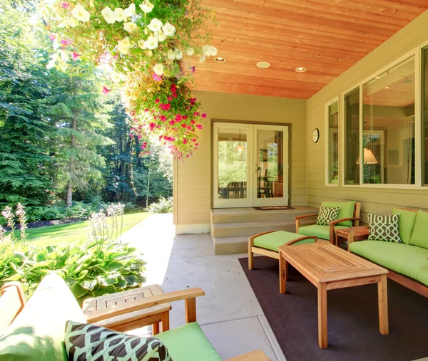 Gezellige achtertuin betonnen vloer patio gebied met tafel set. — Stockfoto