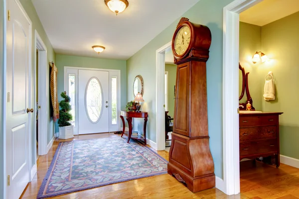 Interior del pasillo con muebles antiguos y piso de madera . —  Fotos de Stock