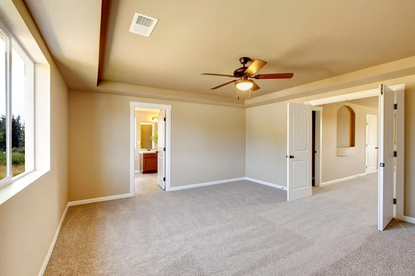 Luminoso interno stanza vuota beige con pavimento in moquette . — Foto Stock
