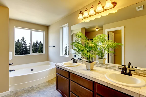 Интерьер ванной комнаты с бежевыми стенами и плиткой . — стоковое фото