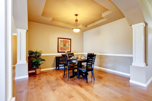 Ruime eetkamer met witte kolommen en beige lade plafond. — Stockfoto