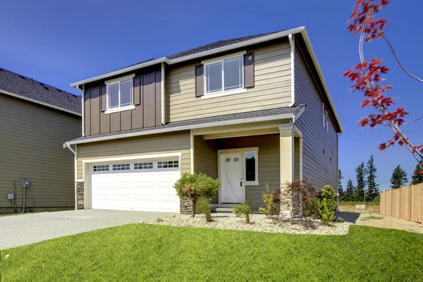 Typiska nordvästra USA stil ny utveckling hus exteriör. — Stockfoto
