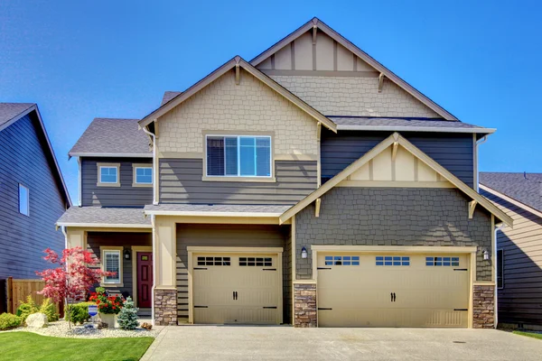 Luxurious modern house with two garage spaces and driveway. — Stock Photo, Image