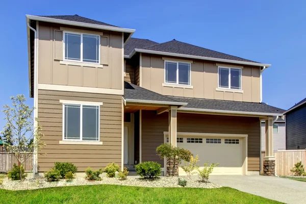 Beige en bruin siding huis buitenkant. — Stockfoto