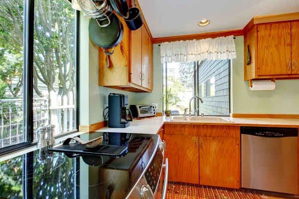 Светлая кухня с светло-коричневыми шкафами и деревянными столешницами . — стоковое фото