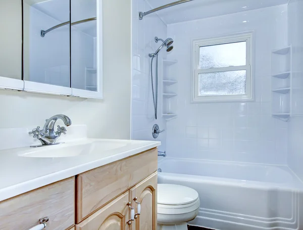 Intérieur de la salle de bain avec meuble lavabo ton clair et sol carrelage . — Photo