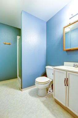 Eski stil banyo muşamba döşeme ile mavi iç