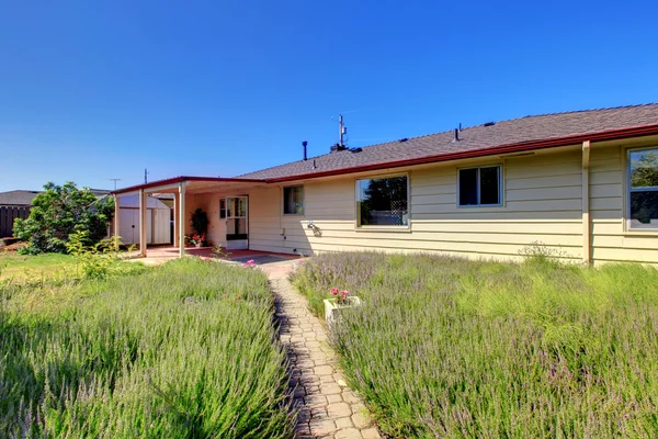 Exterior de rambler. Velha casa americana simples . — Fotografia de Stock