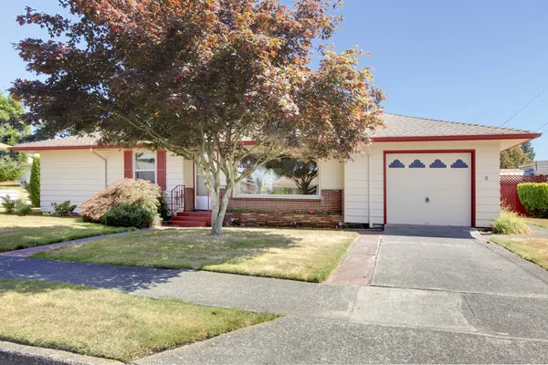 Exterior de rambler. Velha casa americana simples . — Fotografia de Stock