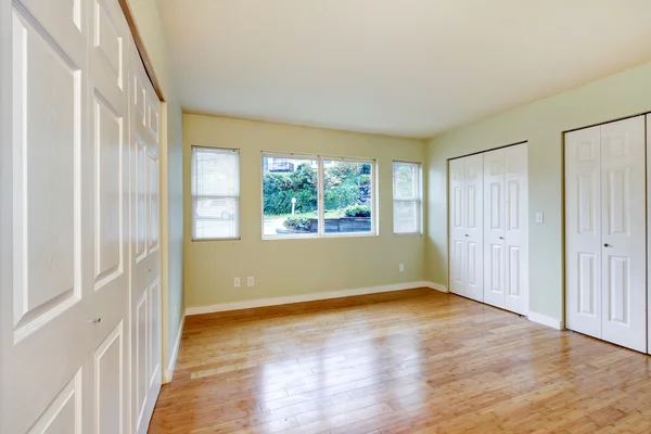 Lege ruimte interieur met hardhouten vloer en drie kasten. — Stockfoto