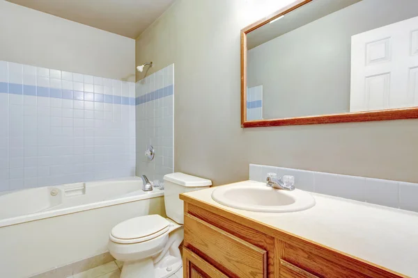 Klassieke Amerikaanse badkamer interieur met tegel trim. — Stockfoto