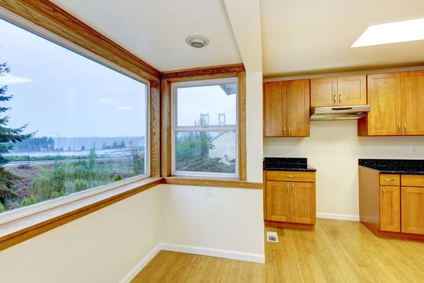 Blick auf die Tacoma Road aus dem Küchenfenster. — Stockfoto