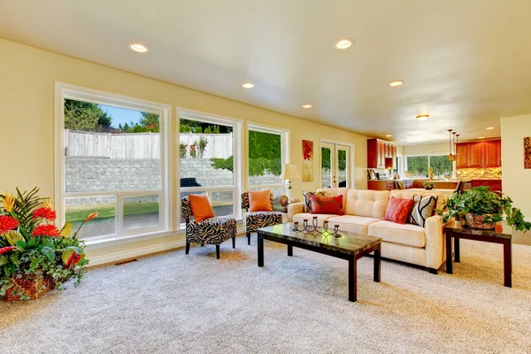Helles Wohnzimmer mit Stühlen mit Zebramuster und beigem Sofa. — Stockfoto