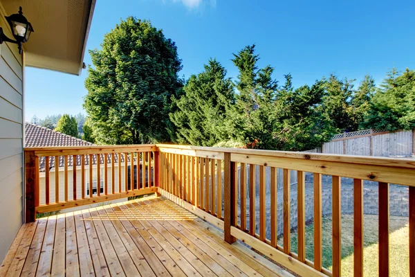 Pequeña terraza sin amueblar con vista al patio trasero . — Foto de Stock