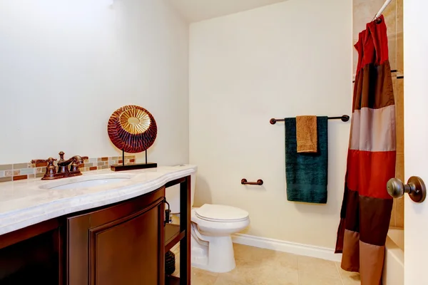 Eenvoudige badkamer interieur in wit en bruin kleuren. — Stockfoto
