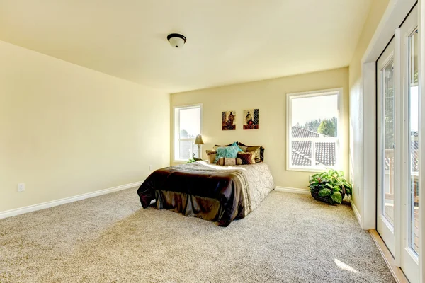 Elegante y sencilla habitación en tonos lechosos con alfombra beige . — Foto de Stock