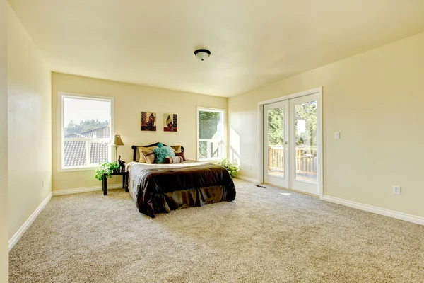 Elegant and simple bedroom in milky tones with beige carpet. — Stock Photo, Image