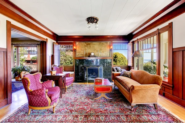 Sala de estar con paredes de madera y muebles vintage — Foto de Stock