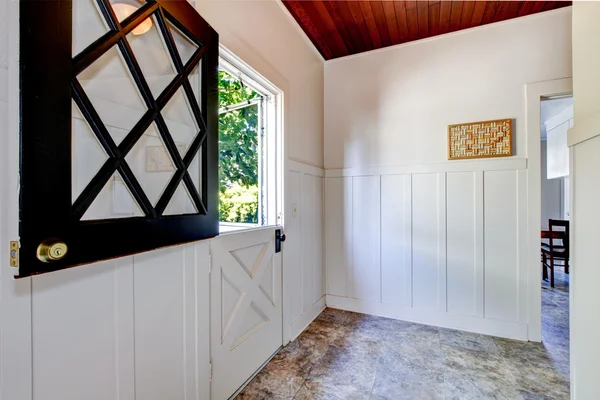 Interior del pasillo con acabado de tablón de madera . — Foto de Stock