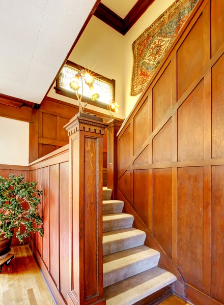 Interior del pasillo con acabado de tablón de madera. Vista de las escaleras de la alfombra . — Foto de Stock