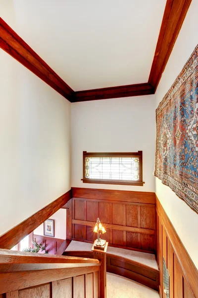 Interior del pasillo con acabado de tablón de madera. Vista de las escaleras de la alfombra . — Foto de Stock