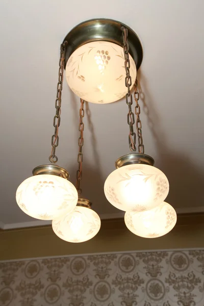 Lustre de plafond classique fermer. Intérieur de la chambre vide avec plafond vert — Photo