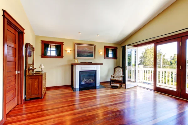 Ruangan dengan lantai kayu bakar yang indah dan perapian — Stok Foto