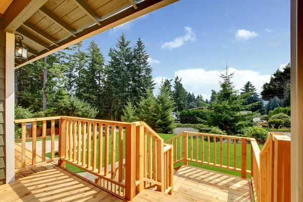 Wooden walkout deck with patio area — Stock Photo, Image