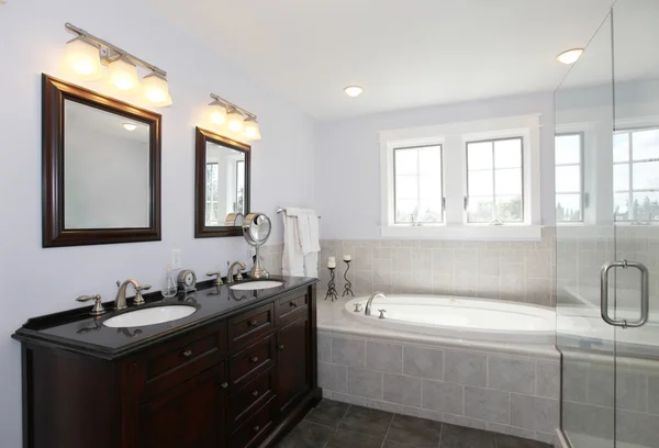 Salle de bain avec baignoire et armoire en bois avec deux lavabos — Photo