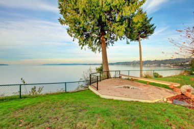 Küçük veranda alanı ile arka bahçesinde . Lüks ev dış