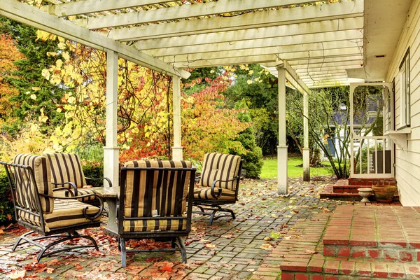 Noroeste rancho de caballos casa blanca con hojas cambiantes de otoño y cerca blanca . —  Fotos de Stock