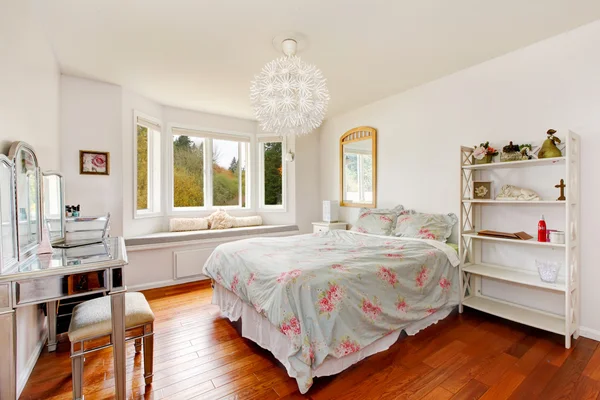Elegant vrouw slaapkamer interieur met kaptafel en zitruimte — Stockfoto